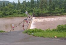 ડાંગમાં કોઝવેની સમસ્યા દુર ન થતાં બે ગામના લોકોએ પેટાચૂંટણીનો બહિષ્કાર કરવાની ચીમકી !