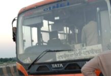 રાજપીપળાથી વડોદરા જતી ST બસનો ડ્રાઇવર બ્રીજ પર બસ રોકી નર્મદા નદીમાં કૂદી ગયો