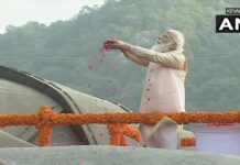 સરદાર પટેલની પ્રતિમાને વડા પ્રધાન નરેન્દ્ર મોદીએ પુષ્પાંજલિ અર્પણ કરી