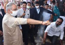 લોકોની ખુશી માટે CMએ કોરડા ખાવાની અનોખી પરંપરા !