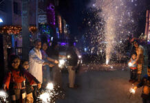 વાંસદામાં કોરોનાને ભૂલીને પ્રકાશપર્વ દિવાળીની શહેરીજનોએ કરી ઉજવણી !