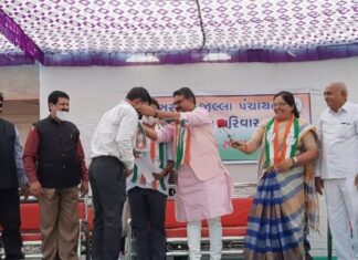બારડોલીમાં 200 જેટલા ભાજપના કાર્યકરો કેસરીયો ઉતારીને ઝાલ્યો કોંગ્રેસના હાથ !