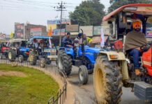 26મી જાન્યુઆરીએ દિલ્હીમાં થનારી ટ્રેક્ટર પરેડમાં સામેલ થવા ખેડૂતો ટ્રેક્ટર લઇ પહોંચ્યા