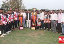 પારડી તાલુકાના અંબાચ ગામમાં રમાયેલા એકતા કપમાં કિંગ મેકર્સ ટીમ બની વિજેતા !