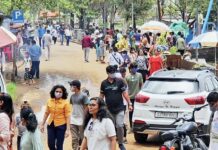 ડાંગના હિલ સ્ટેશન સાપુતારા ગતરોજ જોવા મળ્યા લોકોના ટોળે-ટોળા !