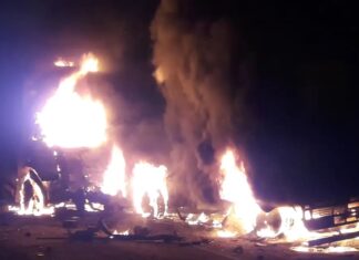 પારડીમાં થયેલા અકસ્માતમાં લાગેલી ભીષણ આગમાં ડ્રાઇવર અને ક્લિનર જીવતા સળગ્યા