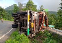 સાપુતારા માલેગાવ ઘાટમાર્ગ પર ટામેટા ભરી અમદાવાદ તરફ જતો ટેમ્પો પલટ્યો