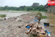 ચીખલીની કાવેરી નદીના જૂના બ્રિજ પર દારૂના જથ્થાનો નાશ કર્યા બાદ સફાઈ ન કરાતા લોકોમાં આક્રોશ