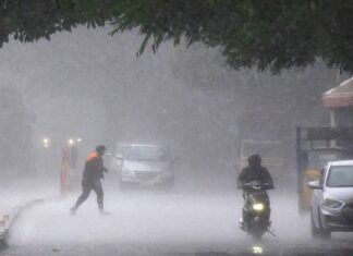 વલસાડ જિલ્લામાં ભારે વરસાદને કારણે જિલ્લાના જાણો કેટલા અને કયા કયા રસ્તાઓ થયા બંધ.!