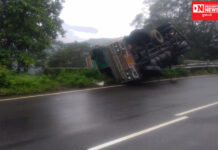 જાણો: ક્યાં ટ્રક ચાલકે સ્ટેરીંગ પરથી કાબુ ગુમાવતા ટ્રકે મારી પલ્ટી !