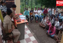 મોહનાકાઉચાલી ગામના જંગલ જમીનના વિવાદમાં DYSP અને PSI લોકોની કરી મુલાકાત