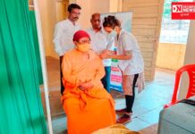 આહવામાં શબરીધામ સ્વામી અસીમાનંદજીએ કોરોનાનો પ્રિકોશન ડોઝ લઇ ભક્તો પણ ડોઝ લેવા કર્યો અનુરોધ