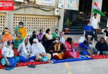 નવસારી પાલિકાના પ્રાંગણમાં અનોખા વિરોધ સાથે આદિવાસીઓના ધરણાં