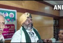 બેંગલુરુમાં પ્રેસ કોન્ફરન્સ દરમ્યાન ખેડૂત નેતા રાકેશ ટિકૈત પર ફેંકી કાળી શાહી