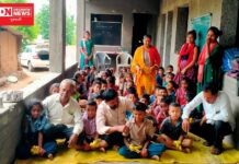 ડાંગની સરસ્વતી વિદ્યામંદિરના અનાથ બાળકોમાં ફ્રુટ વિતરણ કરી દુલાર કરતા..વાંસદાના દુબળ ફળિયા ગામના સરપંચ..