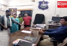 વલસાડ જિલ્લાના ખરાબ રસ્તાઓના કારણે હજારો લોકોને પડતી હાલાકી બદલ પોલિસ તંત્ર સામે બાંયો ચડાવતા યુવાઓ.