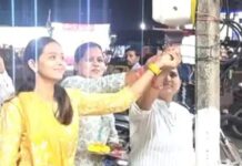 ખેરગામના દશેરા ટેકરીમાં હાઇમસ્ટ ટાવરથી રોશની પાથરતાં સરપંચ ઝરણાબેન.. લોકોમાં ખુશીની લહેર