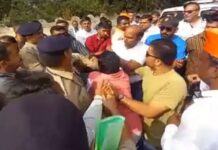 નવસારી કાઉન્ટિંગ સેન્ટરના ગેટ પર વાંસદા કોંગ્રેસ અને ગણદેવી ભાજપના કાર્યકર્તાઓ વચ્ચે ઉગ્ર વાતાવરણ બન્યા સામે આવ્યા દ્રશ્યો..