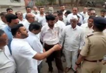 ભાજપના ઉમેદવાર પર વાંસદાના ઝરી ગામના હુમલા પ્રકરણમાં કડક પગલાં ભરવા માંગ.. ભાજપના કાર્યકર્તાઓની પોલીસ સ્ટેશનના ઘેરાવની ચીમકી