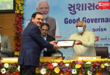 CM ભુપેન્દ્રભાઈ પટેલના હસ્તે બેસ્ટ જિલ્લા કલેકટરનો એવોર્ડ વલસાડના તત્કાલિન કલેકટર સી.આર.ખરસાણને એનાયત