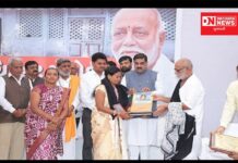 ડાંગની કેશબંધ પ્રા. શાળાના મુખ્ય શિક્ષકને મોરારી બાપુના હસ્તે કરાયો ચિત્રકૂટ એવોર્ડ એનાયત