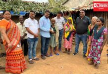 નવસારી BJPના યુવા મોરચાના ઉપપ્રમુખ ડો વિશાલ પટેલ દ્વારા કરાયું C R પાટીલના જન્મદિવસ નિમિત્તે આદિવાસી વડીલોમાં ફળો બિસ્કીટ અને ચંપલનું વિતરણ..