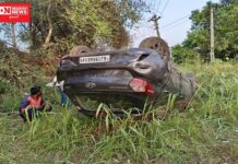 વાંસદા ચારણવાડા ગામના વળાંક પાસે ટાયર ફાટતાં ફિલ્મી ઢબે પલટી કાર..