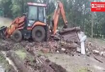 સેલવાસમાં વરસતા વરસાદમાં આદિવાસી પરિવારને પ્રશાસને કર્યા બેઘર.. ગ્રામજનોમાં આક્રોશ