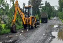 હાઈવે ઓથોરિટીએ વાંસદામાં દેખાડો કરવા રસ્તા પર પડેલા ખાડા પૂરતા.. લોકોમાં બની હસીને પાત્ર..