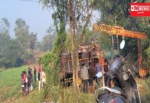 વહેલી સવારે ધરમપુરના વિરવલ ગામમાં મરઘાં ભરેલો ટેમ્પો પલટી ગયો..! મરઘાં મરી જતાં હજારોનું નુકશાન