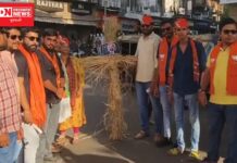 વલસાડ જિલ્લા ભાજપ યુવા મોરચા પ્રમુખ સ્નેહિલ દેસાઈની આગેવાનીમાં સામ પિત્રોડા પૂતળાંનું કરાયું દહન..