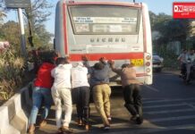 કપરાડામાં બસ ખોટકાતા મુસાફરો અટવાયા.. ખટારા બસને ધક્કો મારતા લોકો..