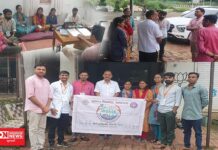 ગૂજરાત વિદ્યાપીઠના વિદ્યાર્થીઓને વલસાડમાં ગાંધી ગ્રામજીવન પદયાત્રાનો પ્રારંભ કરાવતા યુવા ગાંધીયન નીલમ પટેલ અને ધરમપુરના MLA અરવિંદ પટેલ..