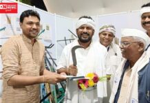 સુરખાઈ ખાતે રાષ્ટ્રીય ઉદ્યોગ મેળાના સાંસ્કૃતિક મેળામાં ધારાસભ્ય અનંત પટેલનું સ્વાગત કરતાં લોકમંગલમ ટ્રસ્ટના સંસ્થાપક નીલમ પટેલ..