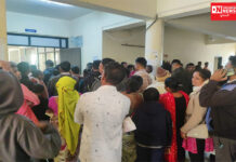 માંડવી મામલતદાર કચેરી ખાતે આધાર કાર્ડ માં KYC કરવા માટે લાંબી કતારો જામી.