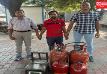 ભરૂચ એસઓજીની ટીમે અંકલેશ્વરના ગડખોલ પાટિયા નજીક દુકાનની આડમાં એક બોટલમાંથી બીજામાં ગેસ રિફિલિંગ કરતા એક ઇસમને ઝડપી લીધો..