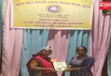 સુરત શહેર કોકણી સમાજ વિકાસ મંડળ દ્વારા પીપળખેડની વિદ્યાર્થીનીને સ્પર્ધાત્મક પુસ્તકોની અપાઈ ભેટ..