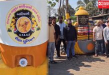 ભીલાડ રેલવેસ્ટેશન પર મુસાફરો માટે શુદ્ધ પીવાના પાણીની વ્યવસ્થા કરતા ઉમરગામ તાલુકા આદિવાસી સંઘર્ષ સમિતિના યુવાઓ..