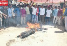 આંકલાવમાં 237 વિઘા જમીન રાજકોટ સ્વામિનારાયણ ગુરુકુળ આપી દેવાંતા ગ્રામસભામાં વિરોધ.. વલ્લભ સ્વામીના પૂતળાનું થયું દહન..