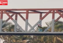 વલસાડમાં નિર્માણાધીન ફૂટ ઓવરબ્રિજ પર મહિલાનું જોખમી સાહસ…