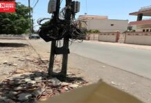 નવસારીના છાપરા રોડે વીજ પોલ પર બ્રોડ બેન્ડના વાયરોનો શણગાર…