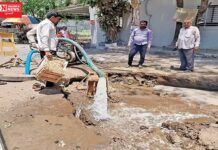 સુરતના પાલમાં ડ્રેનેજના ખાડા પૂરી માટી સેટ કરવા મળમૂત્રવાળું પાણી છોડાય છે…