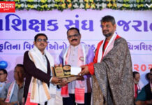 સંગીત/ચિત્ર ક્ષેત્રે સુરતના આદિવાસી શિક્ષક અજયકુમાર પટેલ રાજ્યકક્ષાએ વિશિષ્ટ શિક્ષક સન્માન એવોર્ડથી થયા સન્માનીત….