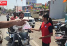 વ્યારામાં ટ્રાફિકના નિયમ તોડનારા વાહનચાલકોને બાળકોએ ફૂલ આપ્યા…