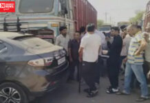 ભરૂચના જંબુસરમાં રસ્તો બંધ કરાયો છતાં ડમ્પરોની અવરજવર, કારને ટક્કર મારી 10 ફૂટ ઢસેડી..