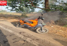 અંકલેશ્વરના કડકિયા કોલેજ નજીક ઇલેક્ટ્રિક સ્કુટરમાં આગ, સ્કૂટર ચાલકનો બચાવ…