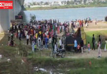 અંકલેશ્વર ગોલ્ડનબ્રિજના દક્ષિણ છેડે જોખમી રીતે પટમાં વાહનો લઇને જતાં લોકો..