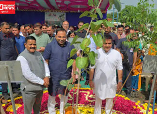 તાપી જિલ્લામાં ‘એક પેડ માં કે નામ’ કાર્યક્રમની દ્વિતીય શ્રેણીની ઉજવણી કરી જેમાં ગુજરાત સરકારના ગૃહ રાજ્યમંત્રી હર્ષ સંઘવી ઉપસ્થિત..