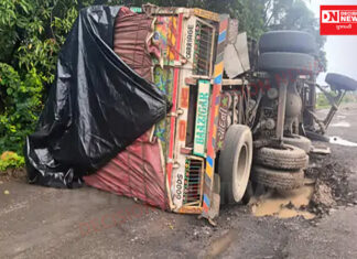 નવસારીના જલાલપોર તાલુકામાંથી પસાર થતાં નેશનલ હાઇવે નંબર 48ના પરથાણ નજીક ટ્રકનું પૈડુ ખાડામાં પડતા પલટી ગઇ..