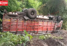 નાસિક થી વાપી તરફ આવતો આઈસર ચાલકને ઝોકું આવી જતા ટેમ્પો અચાનક પલટી ગયો..